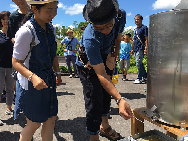 採れたての蜂蜜を味わってみよう!